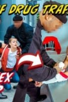 Karakola Düşen Torbacı Genç Kız